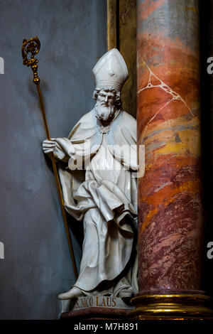 Wien, Österreich - 24 August 2017: Der Innenraum der Kirche St. Peter ist eine römisch-katholische Pfarrkirche im Stil von Boraco. Stockfoto