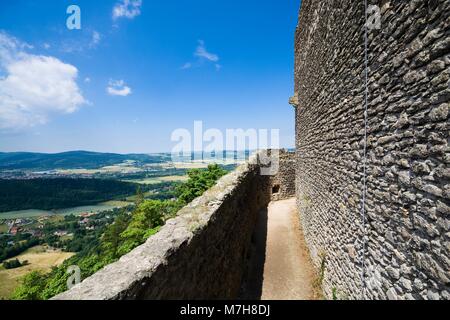 Blick auf die Ruinen der mittelalterlichen Burg Chojnik auf dem hohen Hügel mit Wald in Jelenia Gora, Polen gelegen Stockfoto