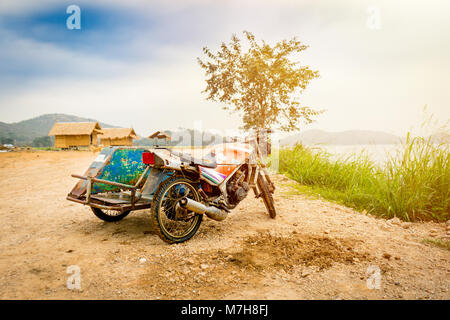 Retro Motorcycle Trailer auf Landstraße Stockfoto