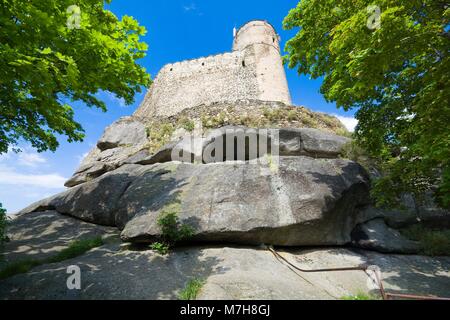 Die Ruinen der mittelalterlichen Burg Chojnik oben auf hohen Felsen gegen den blauen Himmel in Jelenia Gora, Polen Stockfoto