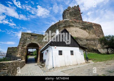 Eingang zu den Ruinen der mittelalterlichen Burg in Bolkow, Polen Stockfoto