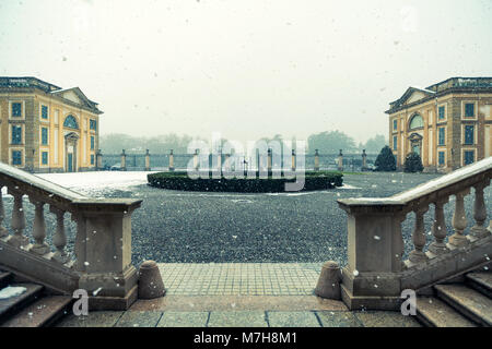 Im späten Winter Schneefall auf der erstaunlichen Royal Villa von Monza, Italien Stockfoto