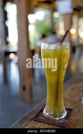 Iced Kräutertee in hohes Glas mit Stroh Stockfoto