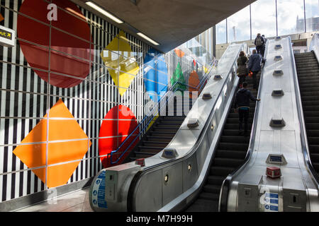 Daniel Buren breite Streifen und geometrische Muster in der U-Bahnstation Tottenham Court Road, London, England, Großbritannien Stockfoto
