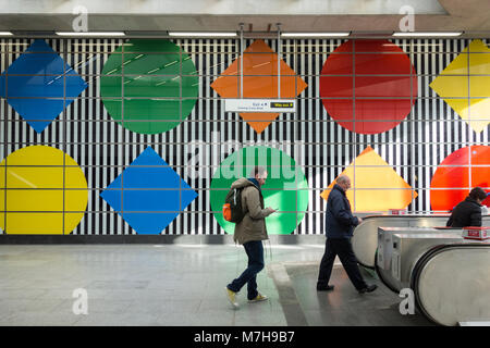 Daniel Buren der breite Streifen und geometrische Muster an der Tottenham Court Road U-Bahnstation, London, UK Stockfoto