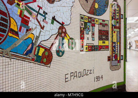 Die Mosaiken von Eduardo Paolozzi an der Tottenham Court Road U-Bahnstation, London, UK Stockfoto