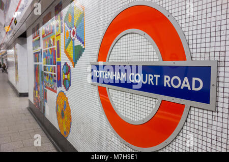 Die Mosaiken von Eduardo Paolozzi an der Tottenham Court Road U-Bahnstation, London, UK Stockfoto