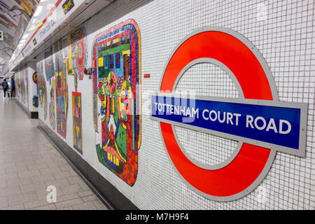 Die Mosaiken von Eduardo Paolozzi an der Tottenham Court Road U-Bahnstation, London, UK Stockfoto