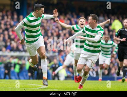 Celtic ist Tom Rogic (links) feiert ersten Ziel seiner Seite des Spiels zählen während der LADBROKES Scottish Premier League Spiel im Ibrox Stadium, Glasgow. Stockfoto