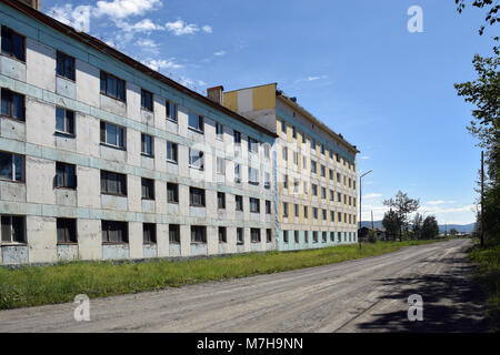 Flache Gebäude in debin an der Kolyma River Bank. Stockfoto