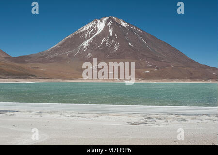 Laguna Verde ist ein hochkonzentrierter Salt Lake in der Fauna der Anden Eduardo Avaroa National Park am Fuße der Licancabur Vulkan - Bolivien Stockfoto