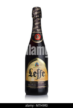 LONDON, UK, 10. MÄRZ 2018: kalte Flasche Bier Leffe Brune auf weißem Hintergrund. Leffe von Abbaye de Leffe in Belgien hergestellt wird. Stockfoto