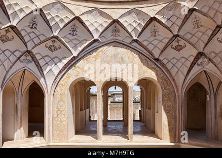 Kashan, Iran - 26. April 2017: Fragment der Dekoration der Decke in Tabatabaei historisches Haus Stockfoto