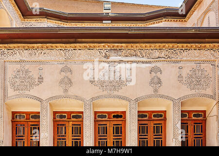 Kashan, Iran - 26. April 2017: Fragment Muster auf dekorativen Stuck in Tabatabaei Haus. Stockfoto