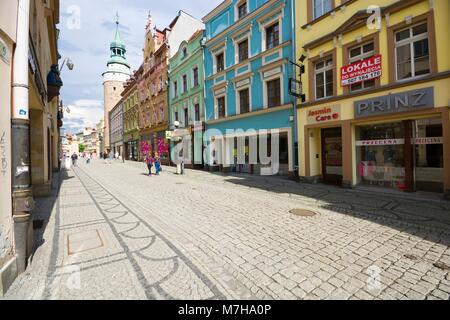 JELENIA Gora, Polen - Juli 07, 2017: konopnicka Straße endete mit der hl. Anna Kapelle im mittelalterlichen Turm in der Altstadt von Jelenia Gora entfernt Stockfoto