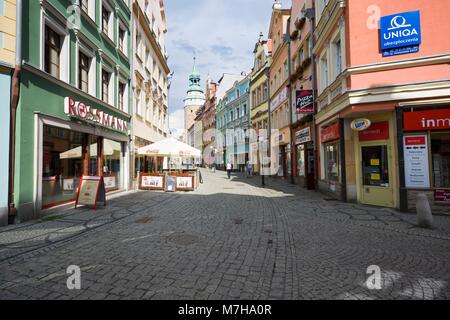 JELENIA Gora, Polen - Juli 07, 2017: konopnicka Straße endete mit der hl. Anna Kapelle im mittelalterlichen Turm in der Altstadt von Jelenia Gora entfernt Stockfoto