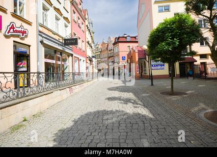 JELENIA Gora, Polen - Juli 07, 2017: konopnicka Straße endete mit der hl. Anna Kapelle im mittelalterlichen Turm in der Altstadt von Jelenia Gora entfernt Stockfoto