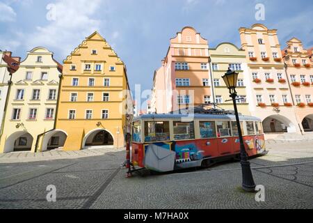 JELENIA Gora, Polen - Juli 07, 2017: Post in einer Straßenbahn Beförderung auf dem Marktplatz in der Altstadt von Jelenia Gora Stockfoto