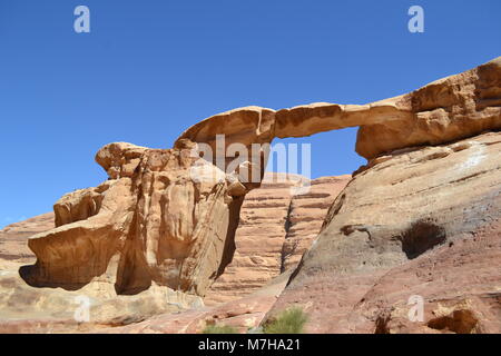 Natürliche Felsen Brücke und Panoramablick auf jordanischen Wüste Wadi Rum Stockfoto