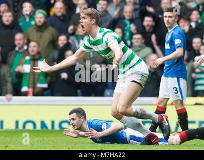 Celtic und Rangers von Kristoffer Ajer Jamie Murphy (Boden) Reagieren während der LADBROKES Scottish Premier League Spiel im Ibrox Stadium, Glasgow. Stockfoto