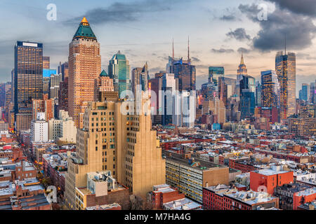 New York, New York, USA Midtown Manhattan Skyline über Hell's Kitchen in der Morgendämmerung. Stockfoto