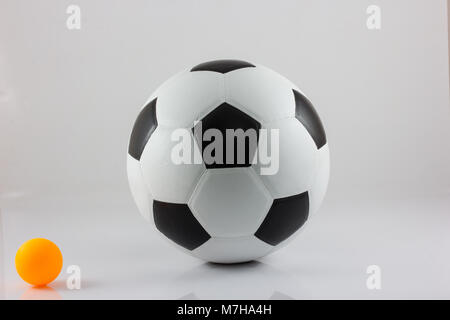 Fußball. Auf weissem Hintergrund Stockfoto
