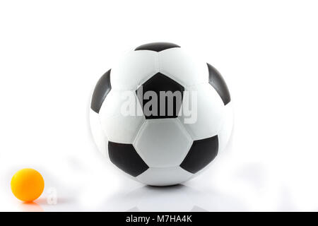 Fußball. Auf weissem Hintergrund Stockfoto