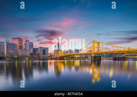 Pittsburgh, Pennsylvania, USA Skyline auf dem Fluss in der Dämmerung. Stockfoto