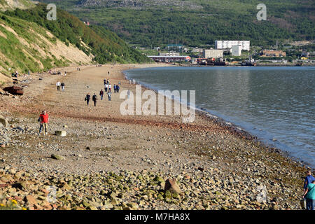 Der Strand von Magadan am Ochotskischen Meer in der Sommersaison. Magadan ist die capitale Stadt der Kolyma Region. Stockfoto