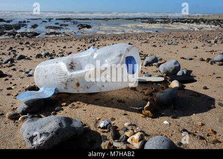 Alte Milch gewaschen oben am Strand von Ovingdean in der Nähe von Brighton East Sussex. Strand Stockfoto