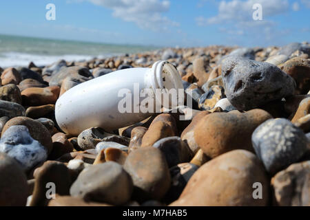 Kunststoff Flasche am Strand in Shoreham in Sussex Strand Müll gewaschen an Land Stockfoto