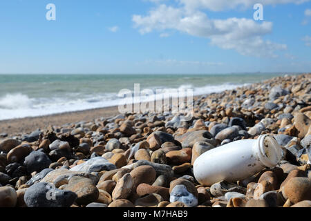 Kunststoff Flasche am Strand in Shoreham in Sussex Strand Müll gewaschen an Land Stockfoto