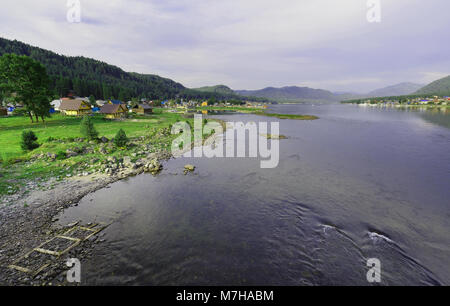 Russland, Sibirien, der Republik Altai Gebirge. Die Quelle der Biya Fluss, ein Blick auf den See vom Wasser aus Teletskoye Stockfoto