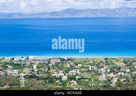 Blick von oben auf die ialissos Stadt an der Westküste der Insel Rhodos von Berg Filerimos, Ufer der Türkei im Hintergrund, Griechenland Stockfoto