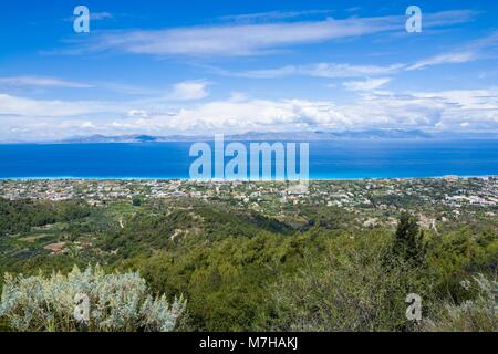 Blick von oben auf die ialissos Stadt an der Westküste der Insel Rhodos von Berg Filerimos, Ufer der Türkei im Hintergrund, Griechenland Stockfoto