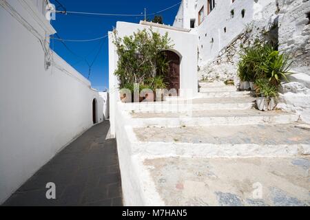 Schmale Gasse und traditioneller griechischer Architektur von Lindos, Insel Rhodos, Griechenland Stockfoto