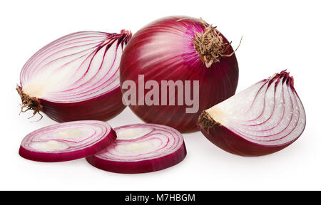 Ganze frische ungeschälte Zwiebel rot, halb, Slice und zwei gehackte Stücke auf weißem Hintergrund Stockfoto