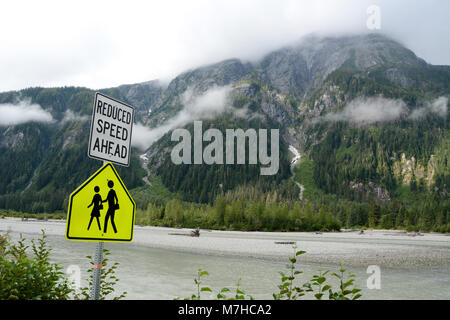 Eine Schule crossing Schild neben dem Salmon River, in der Tongass National Forest, in der Nähe von Hyder, Southeast Alaska, United States. Stockfoto