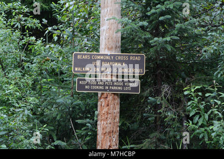 Ein Bär Warnschild am Fish Creek Wildlife Beobachtung vor Ort, eine Öffentlichkeit tragen Aussichtsplattform, in der Tongass National Forest, in der Nähe von Hyder, Alaska. Stockfoto