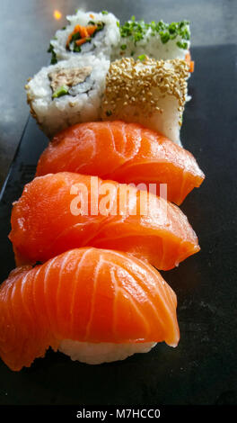 Japanisches Sushi - Nahaufnahme geschossen - frischer Lachs Stockfoto