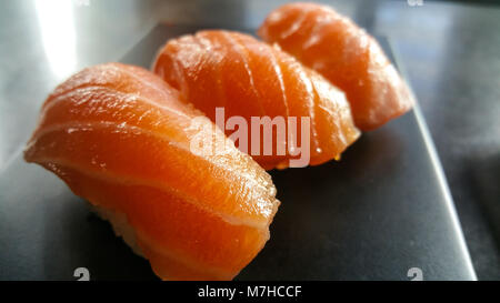 Willen nigiri Sushi - Nahaufnahme geschossen - frischer Lachs Stockfoto