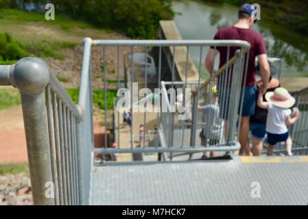 Vater und Sohn gehen hinunter aus verzinktem Stahl Treppen, Ross, Ross River Dam Dam, Kelso, QLD, Australien Stockfoto