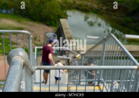 Vater und Sohn gehen hinunter aus verzinktem Stahl Treppen, Ross, Ross River Dam Dam, Kelso, QLD, Australien Stockfoto