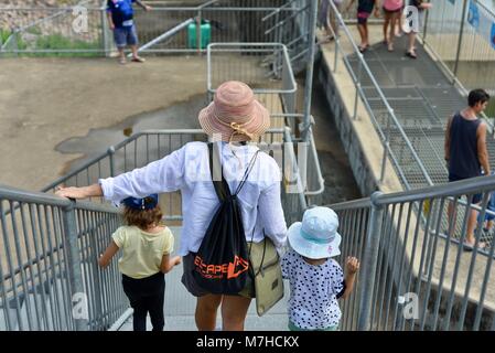 Kinder und Erwachsene gehen auf verzinktem Stahl Treppen, Ross, Ross River Dam Dam, Kelso, QLD, Australien Stockfoto