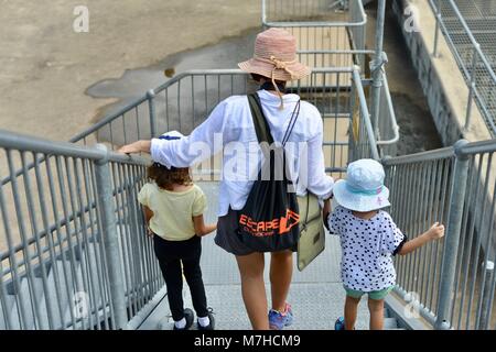 Kinder und Erwachsene gehen auf verzinktem Stahl Treppen, Ross, Ross River Dam Dam, Kelso, QLD, Australien Stockfoto