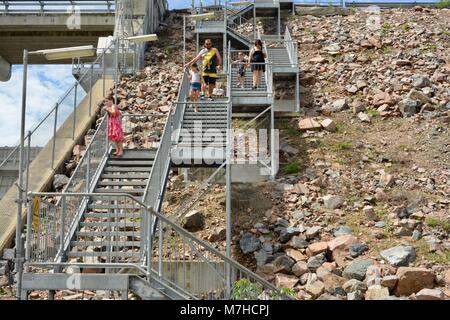 Kinder und Erwachsene gehen auf verzinktem Stahl Treppen, Ross, Ross River Dam Dam, Kelso, QLD, Australien Stockfoto