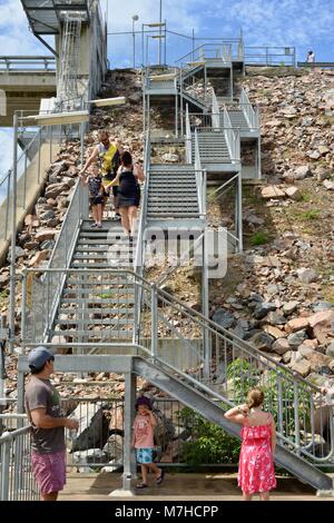 Kinder und Erwachsene gehen auf verzinktem Stahl Treppen, Ross, Ross River Dam Dam, Kelso, QLD, Australien Stockfoto