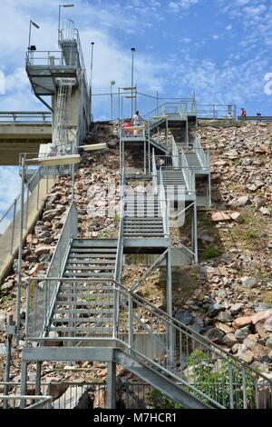 Kinder und Erwachsene gehen auf verzinktem Stahl Treppen, Ross, Ross River Dam Dam, Kelso, QLD, Australien Stockfoto