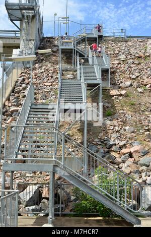 Kinder und Erwachsene gehen auf verzinktem Stahl Treppen, Ross, Ross River Dam Dam, Kelso, QLD, Australien Stockfoto