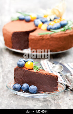 Schokolade Käsekuchen mit Beeren auf Holz- Hintergrund Stockfoto